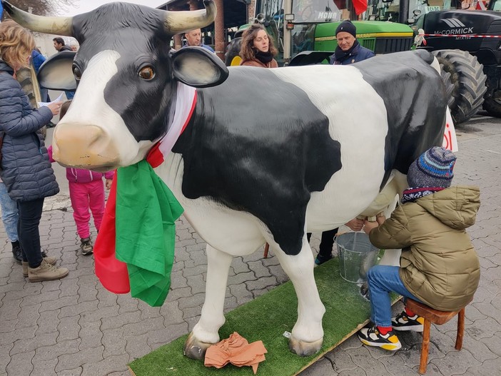 Gli Agricoltori Indipendenti continuano la protesta in piazza Dompè a Fossano
