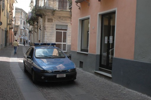 Un'autopattuglia della Polizia impegnata in controlli diurni nel centro storico