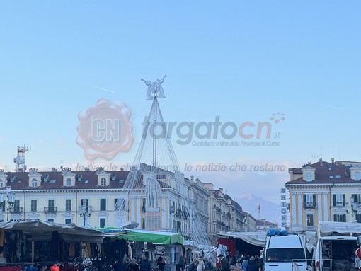 Gli angeli dominano il grande albero di Natale allestito in piazza Galimberti a Cuneo