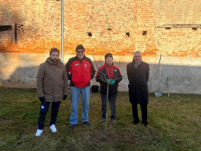 Racconigi: piantato questa mattina il nuovo prunus all’asilo nido