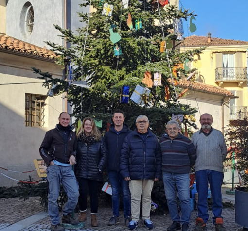 Piozzo si veste a festa con l'albero di Natale decorato con le zucche