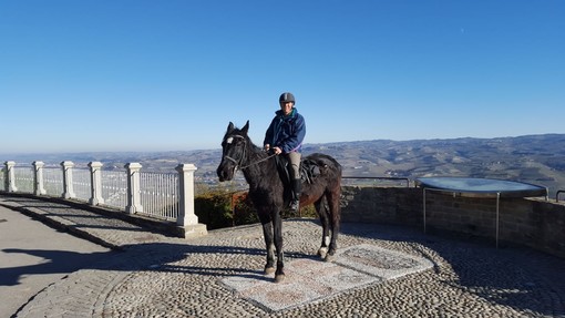 Il dottore Roberto Anfosso a cavallo: una scena che resterà nella memoria del territorio