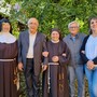 Al centro suor Anna Serena, a sinistra suor Cristiana, con don Bruno Mondino (già parroco di Boves), Piergiorgio Peano (presidente dell’associazione “Don Bernardi e don Ghibaudo”) e Silvia Gullino (curatrice della rubrica Schegge di luce)