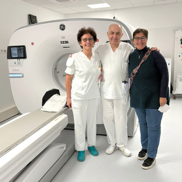 La presidente dell’Ail Sezione di Cuneo “Paolo Rubino”, Anna Rubino, con il dott. Daniele Mattei e la caposala Sandra Cavallero del reparto di Ematologia dell’Ospedale Santa Croce di Cuneo davanti alla nuova PET