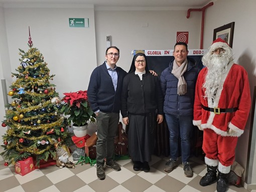 Babbo Natale arriva a Piozzo per portare gli auguri all'asilo e alla scuola elementare