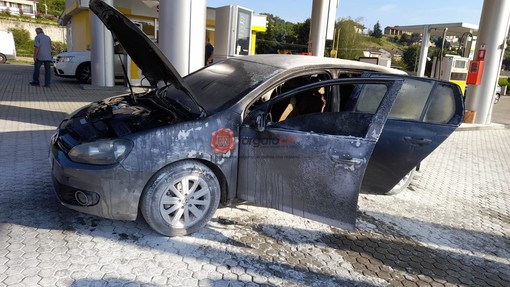 Autovettura prende fuoco mentre fa rifornimento al distributore Agip di Vezza d'Alba