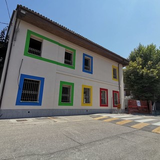 La facciata che guarda via dell'Asilo al Gallo, frazione di Grinzane Cavour, dove sono in corso i lavori di rifacimento della scuola materna