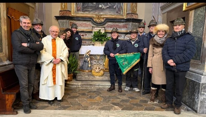 Il gruppo Alpini Margarita dona le sculture della Natività alla parrocchia