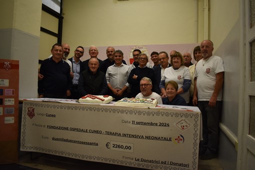 Cuneo: raccolta fondi dei Fedelissimi per il reparto di Terapia Intensiva Neonatale del Santa Croce, consegnato l'assegno