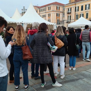 A Cuneo è &quot;marrone-mania&quot;, lunghe code per un cartoccio di mundaj [FOTO]