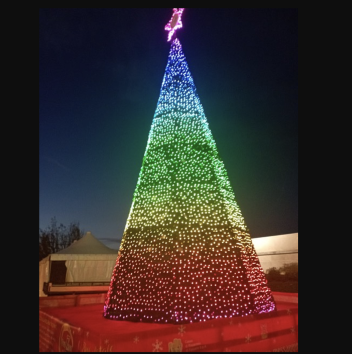 Fossano, allestito l’albero  di Natale costruito interamente dai volontari della proloco