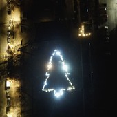 Associazioni, scuole e famiglie a San Michele Mondovì per creare l'albero di Natale vivente [VIDEO]