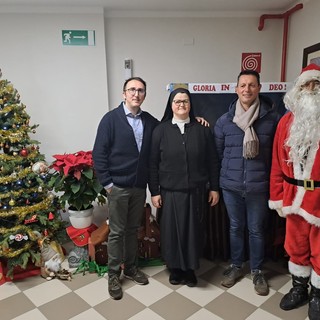 Babbo Natale arriva a Piozzo per portare gli auguri all'asilo e alla scuola elementare