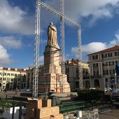 In piazza Galimberti in corso l'installazione del grande albero, simbolo del Natale a Cuneo