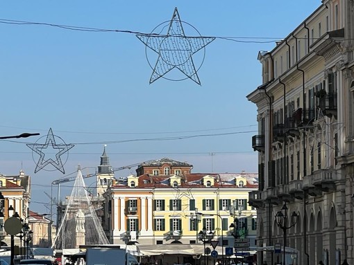 Cuneo si veste di luci per il Natale: allestimento delle luminarie anche in corso Nizza