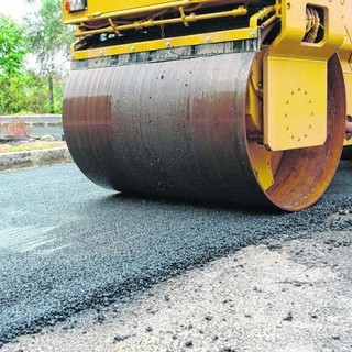 Cantiere per asfalti sulla strada provinciale 3 Castelletto Stura-Centallo al ponte Trunasse