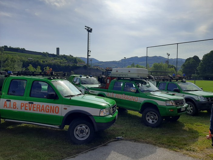 Donate oltre 300 bottiglie di acqua alla squadra AIB di Peveragno