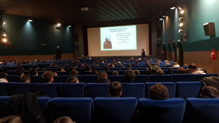 Studenti dell'Arimondi Eula a scuola di economia in occasione dell'assemblea di Natale