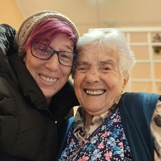 Cinzia Dutto con la signora Albertina, che ad aprile ha compiuto 100 anni