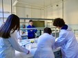 Allievi nella sede storica del Denina Pellico nel laboratorio di chimica - foto Paola Ravazzi