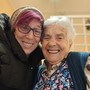 Cinzia Dutto con la signora Albertina, che ad aprile ha compiuto 100 anni