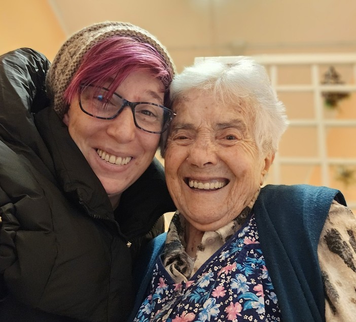 Cinzia Dutto con la signora Albertina, che ad aprile ha compiuto 100 anni