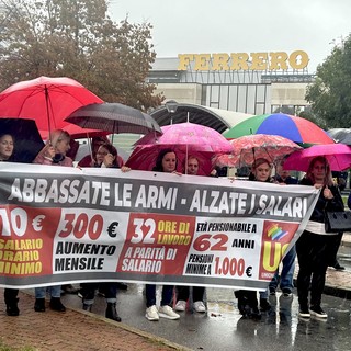 La manifestazione Usb di fronte allo stabilimento Ferrero