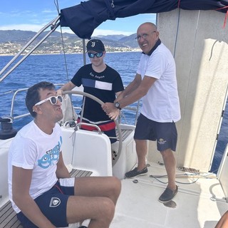 Ragazzi non vedenti provano l'emozione della barca a vela grazie ad Abacus onlus