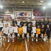 Bam Mondovì e Libellula volley insieme prima dell'allenamento congiunto (foto ufficio stampa Mondovì Volley)