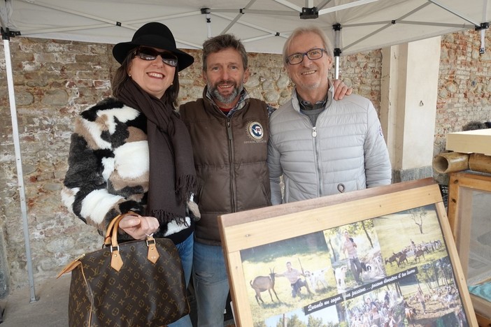 Renato Maunero con Silvia Gullino curatrice del Caffè letterario di Albedo e Gianni Milanesio Fiduciario di Slow Food Bra sostenitori del progetto Fieno Solidale