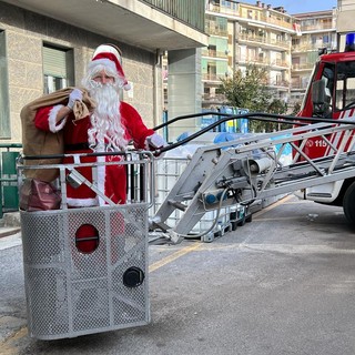 Vigili del fuoco con l’autoscala portano doni ai bimbi della Pediatria di Cuneo [FOTO E VIDEO]