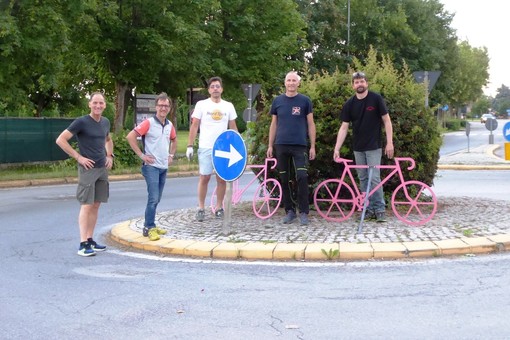 Una rotonda allestita con le biciclette rosa