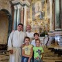 Fra Alberto Di Massa e padre Daniel Orozco con alcuni piccoli fedeli