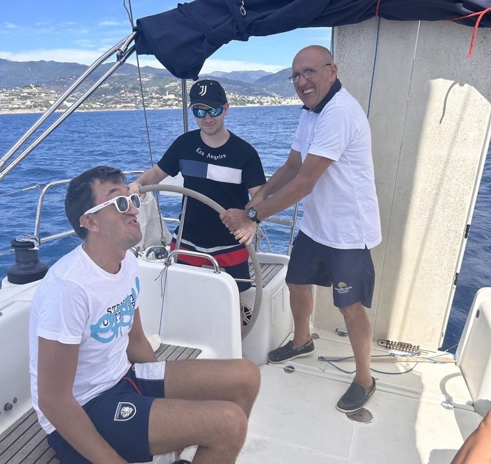 Ragazzi non vedenti provano l'emozione della barca a vela grazie ad Abacus onlus