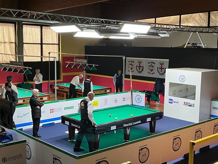 Luci accese sui tappeti verdi dei biliardi alla Bocciofila di Alba per la 6ª prova FIBIS Challenge del 23° campionato italiano di biliardo sportivo.