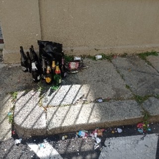 Bottiglie abbandonate e sporcizia per i festeggiamenti della maturità anche in via Barbaroux