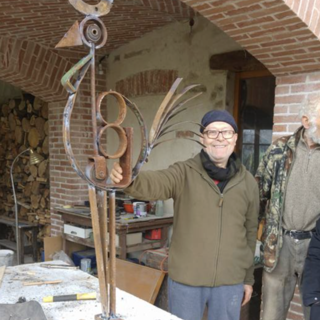 Buròt con una scultura per il Giardino Salvo d'Acquisto a Mondovì