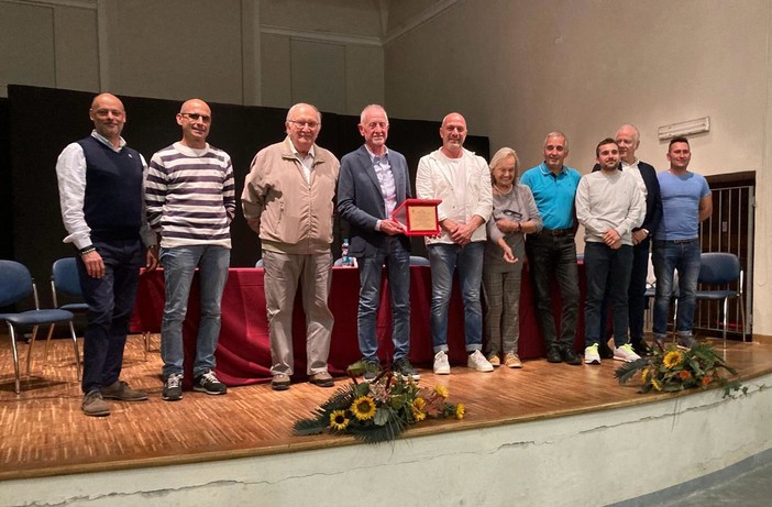 Bagnasco ringrazia il sindaco uscente Beppe Carazzone, 49 anni a servizio del territorio