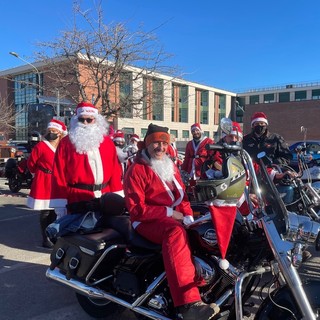 Domenica a Mondovì Babbo Natale arriva in sella all'Harley per portare doni ai bimbi della pediatria