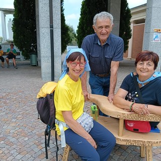 Oltre 150 persone per il pellegrinaggio Cussanio-Boves, celebrato con la panchina di Beppe Leardi