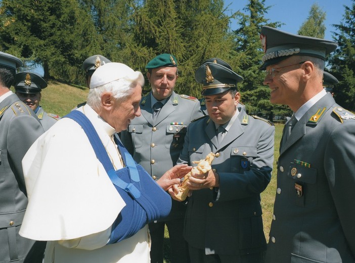 Benedetto XVI benedice la statuita della Madonna dei Fiori