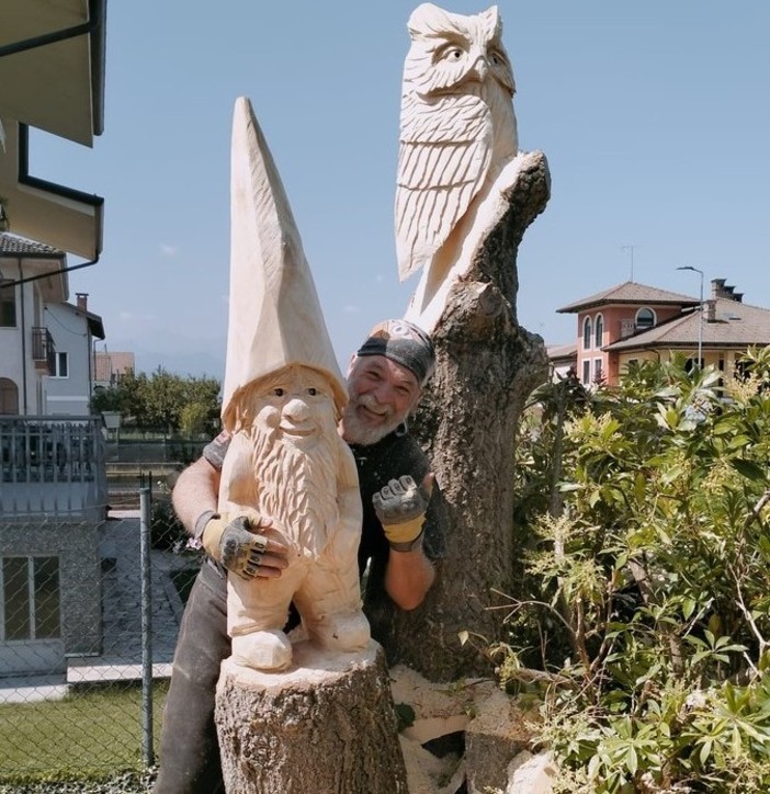 A Beinette dal tronco di un albero nascono uno gnomo e un gufo grazie a Barba Brisiu