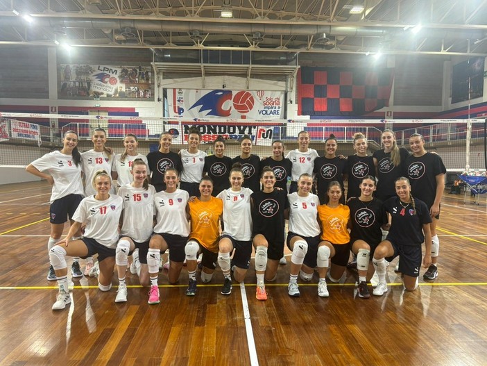 Bam Mondovì e Libellula volley insieme prima dell'allenamento congiunto (foto ufficio stampa Mondovì Volley)