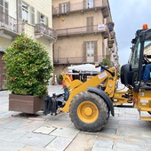 A Cuneo lavori in corso per accogliere Mattarella, tra rimozione delle fioriere e tombini piombati