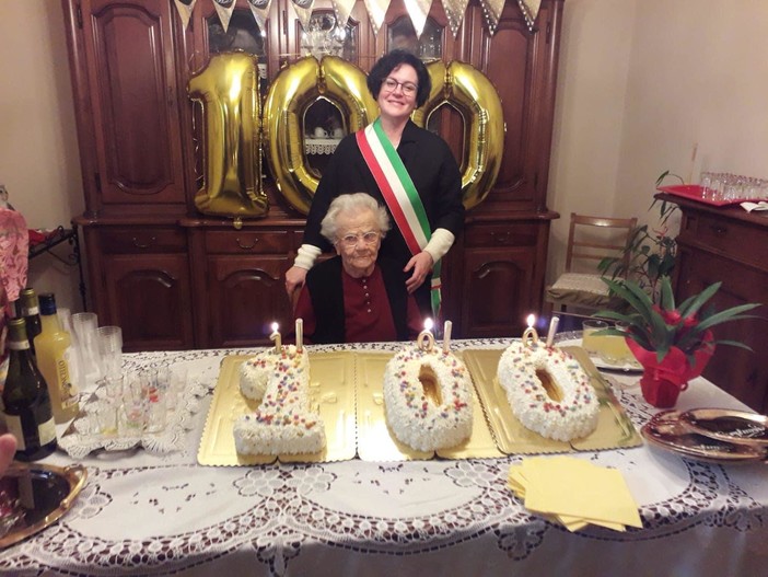 Brigida Taricco con la sindaca Paola Sguazzini durante la festa per i suoi 100 anni celebrati il 15 gennaio scorso