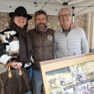 Renato Maunero con Silvia Gullino curatrice del Caffè letterario di Albedo e Gianni Milanesio Fiduciario di Slow Food Bra sostenitori del progetto Fieno Solidale