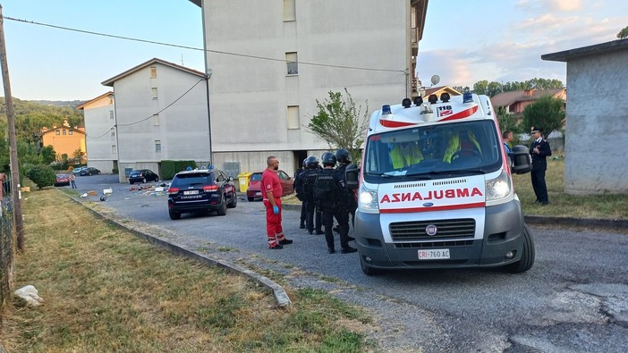 Alcuni degli oggetti lanciati dal balcone. Altrettanti ne sono stati lanciati, oltre alle frecce, da un secondo terrazzo