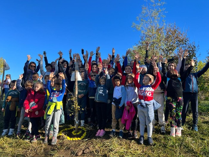 Trecento bambini delle scuole dell'Oltregesso piantano alberi per far crescere il Bosco di Camilla [FOTO e VIDEO]