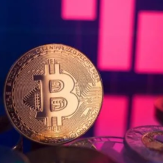 Il Bitcoin crolla sotto i 57 mila dollari in attesa dei dati decisivi sul fronte &quot;macro&quot;