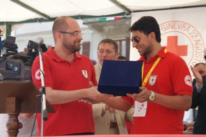 In foto Bassam Elsaid Abd Elaal durante la consegna di un riconoscimento dopo l'emergenza profughi a Jesolo